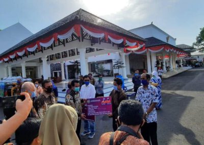 PENYERAHAN HIBAH BARANG OLEH WAKIL BUPATI CIAMIS KEPADA PAGUYUBAN “AMBU GEULIS”
